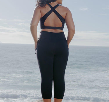 Sleek and Supportive Black Sports Bra by F.lux, Combining Style, Comfort, and Sustainability for the Modern Woman.