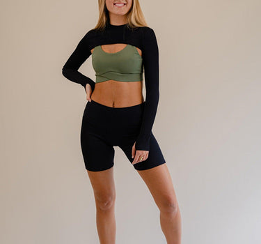 Sustainable high-waist noir black ribbed shorts, ideal for yoga and sports, featuring comfortable, breathable fabric by F-LUX.